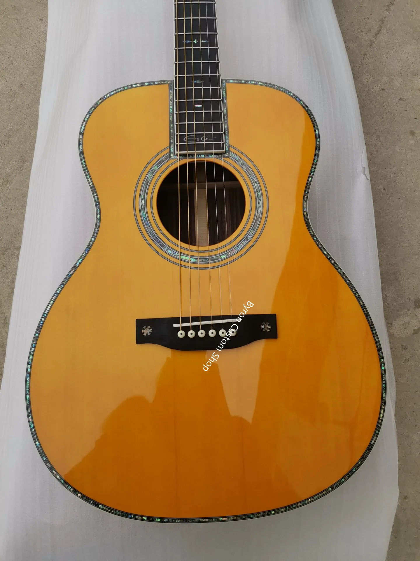 ingyenes szállítás AAA testre szilárd felső OOO gitár OM igazi abalone frissítés kézzel készített 42EC aláírás Eric akusztikus gitár