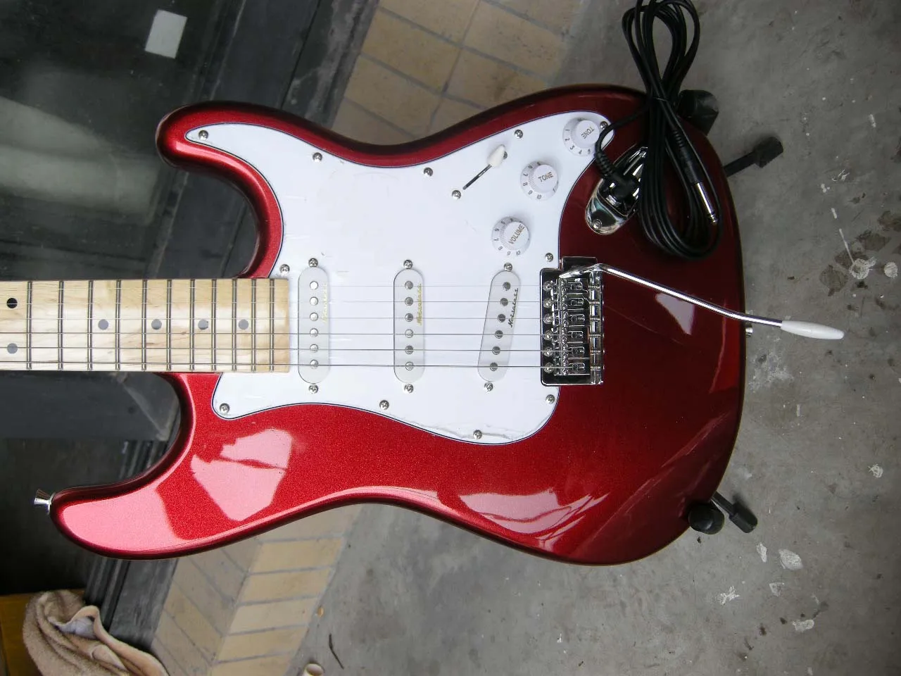 Gyári bolt piros fém test, juhar fogólap, ST 6 strings elektromos gitár 8yue31