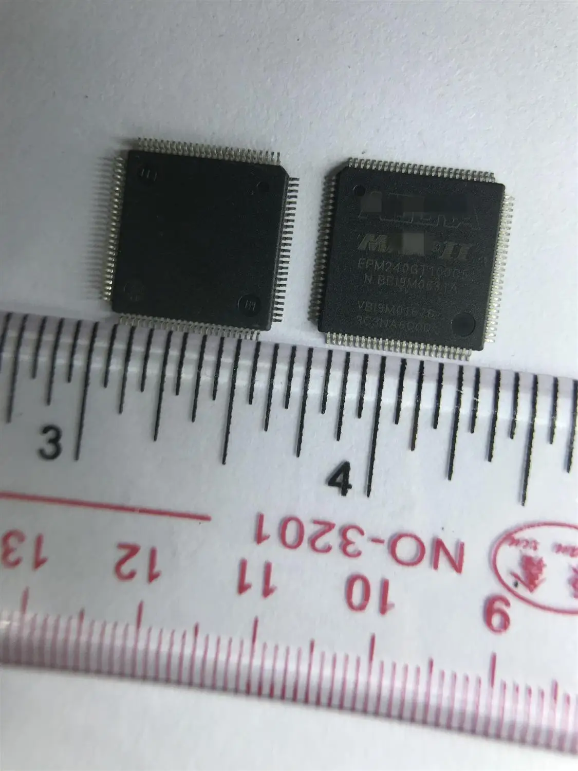 3PCS EPM240GT100C5N EPM240GT100C5 pin enyhén oxidált, amely nem befolyásolja a minőséget
